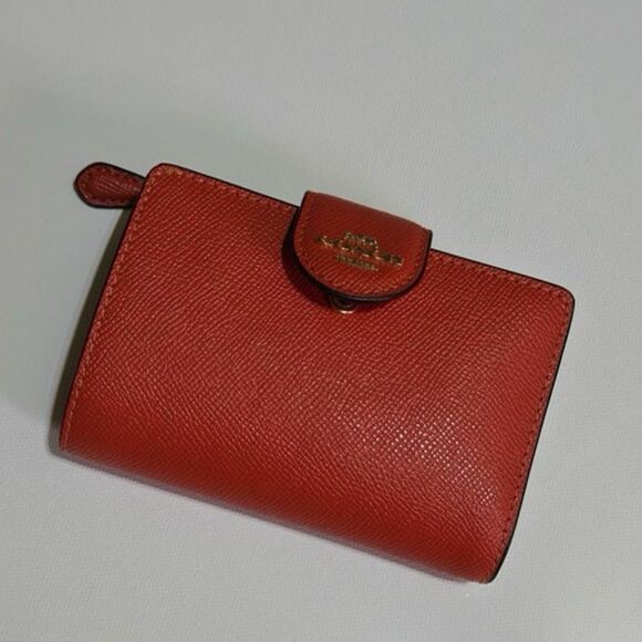 COACH Women's Medium Corner Zip Wallet Crossgrain Leather AUTHENTIC - Picture 1 of 3